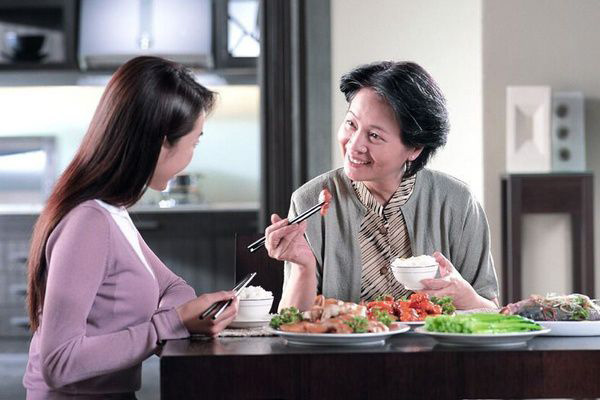 Nhìn vết răng trên tay mẹ chồng, tôi kiên quyết đem con đi gửi nhà trẻ-1