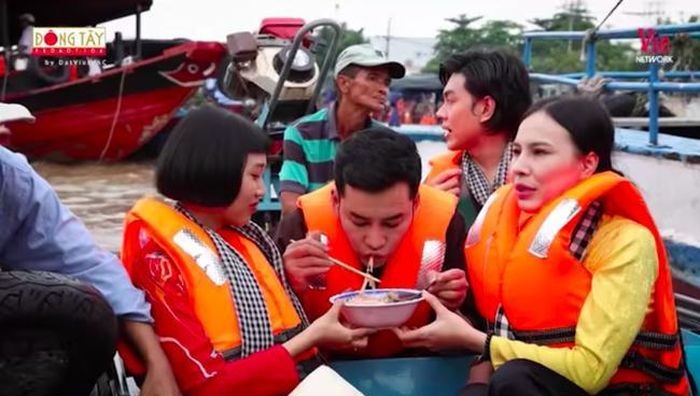 Ký ức vui vẻ: MC Thảo Vân lái xe máy lên sân khấu-7