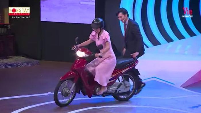 Ký ức vui vẻ: MC Thảo Vân lái xe máy lên sân khấu-3