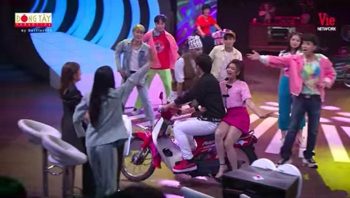 Ký ức vui vẻ: MC Thảo Vân lái xe máy lên sân khấu-6