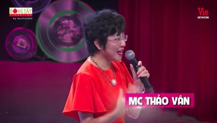 Ký ức vui vẻ: MC Thảo Vân lái xe máy lên sân khấu-1