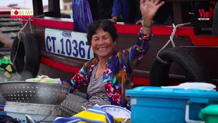 Ký ức vui vẻ: MC Thảo Vân lái xe máy lên sân khấu-8