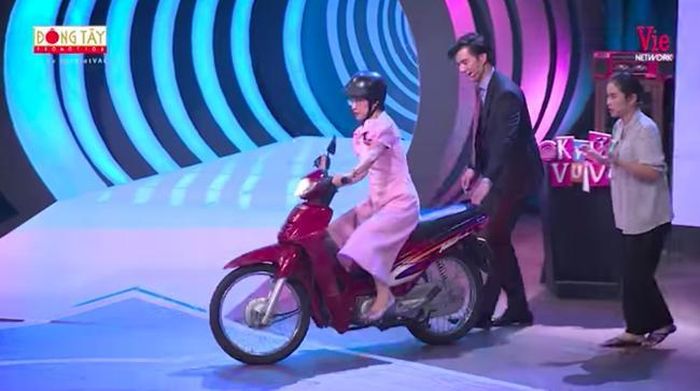 Ký ức vui vẻ: MC Thảo Vân lái xe máy lên sân khấu-2