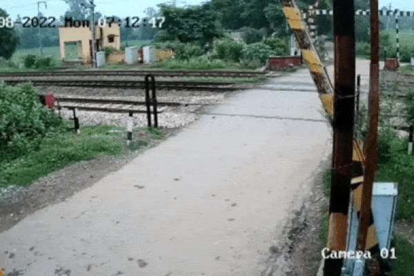 Khoảnh khắc người đàn ông thoát chết trong gang tấc khi vượt rào chắn đường sắt-1