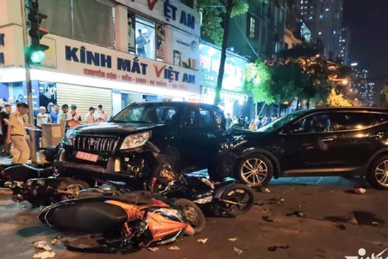 Mặc kệ nạn nhân bất tỉnh, kéo xe máy khỏi gầm ô tô rồi phóng đi