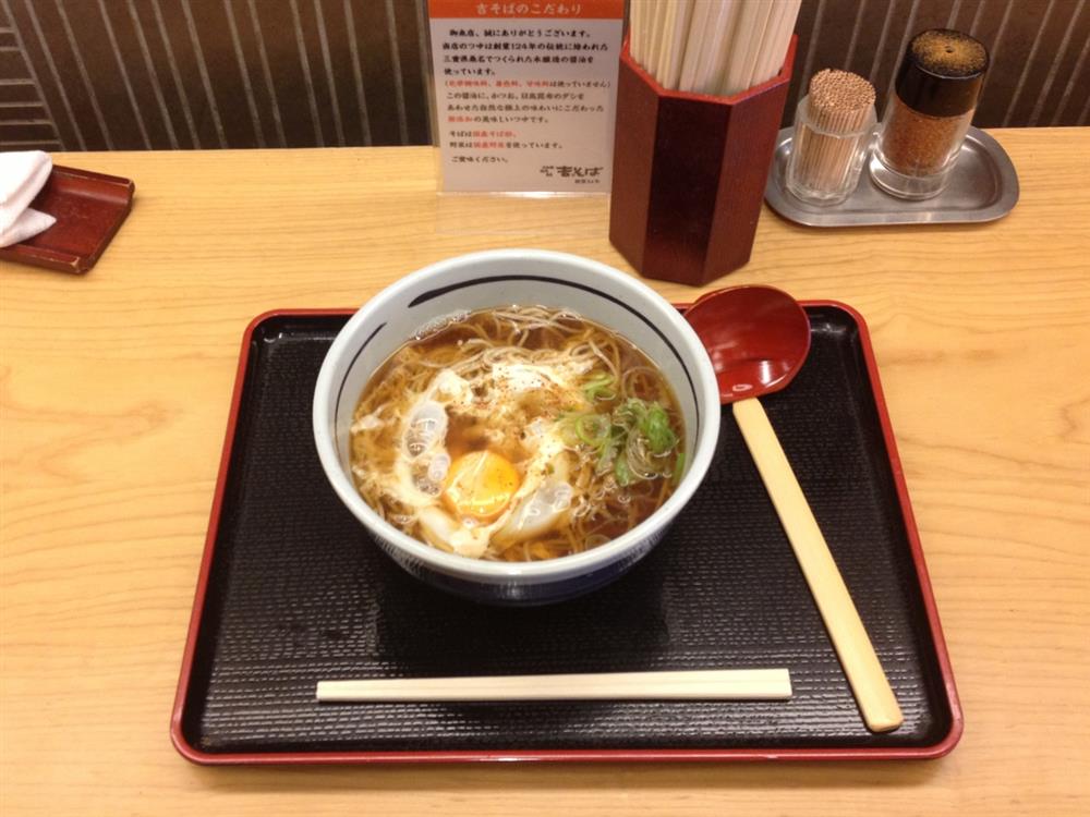 Khổ như dân công sở Nhật: Sáng đi làm gấp, không có thời gian ngồi ăn tử tế mà phải đứng một chỗ ăn vội ăn vàng-3