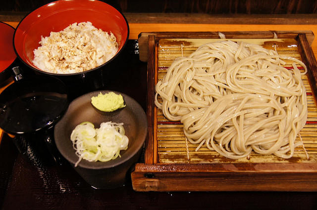 Khổ như dân công sở Nhật: Sáng đi làm gấp, không có thời gian ngồi ăn tử tế mà phải đứng một chỗ ăn vội ăn vàng-4