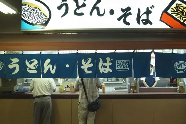 Khổ như dân công sở Nhật: Sáng đi làm gấp, không có thời gian ngồi ăn tử tế mà phải đứng một chỗ ăn vội ăn vàng-1