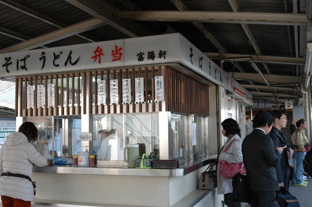 Khổ như dân công sở Nhật: Sáng đi làm gấp, không có thời gian ngồi ăn tử tế mà phải đứng một chỗ ăn vội ăn vàng-5