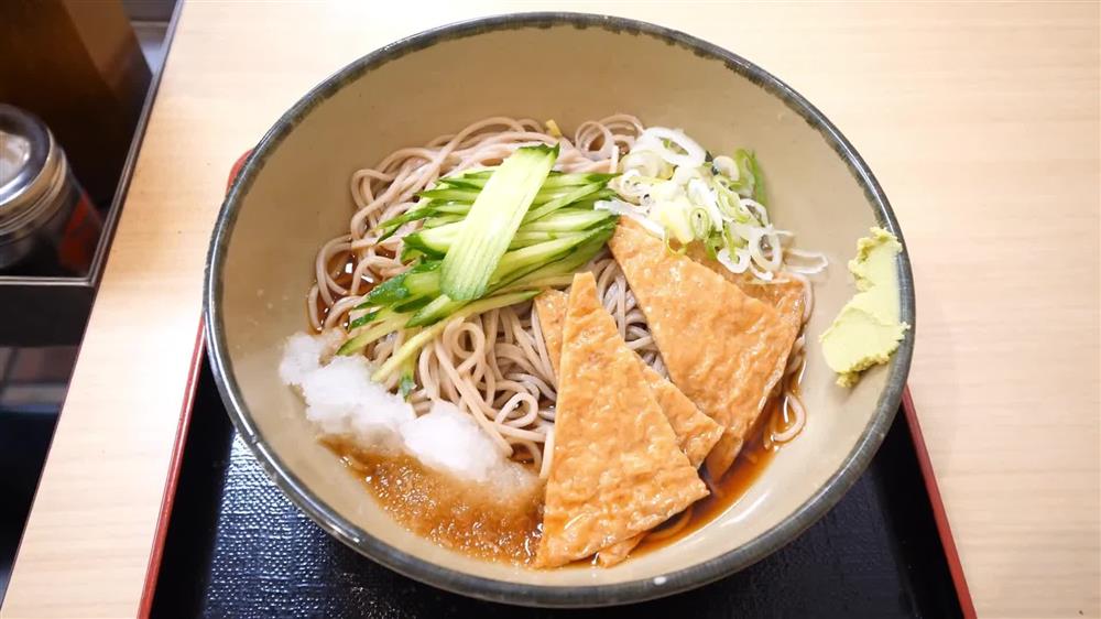 Khổ như dân công sở Nhật: Sáng đi làm gấp, không có thời gian ngồi ăn tử tế mà phải đứng một chỗ ăn vội ăn vàng-8