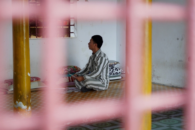 Lời nói dối bố đi công tác” và cuộc gặp gỡ cha con nơi cổng trại giam sau 12 năm xa cách-4