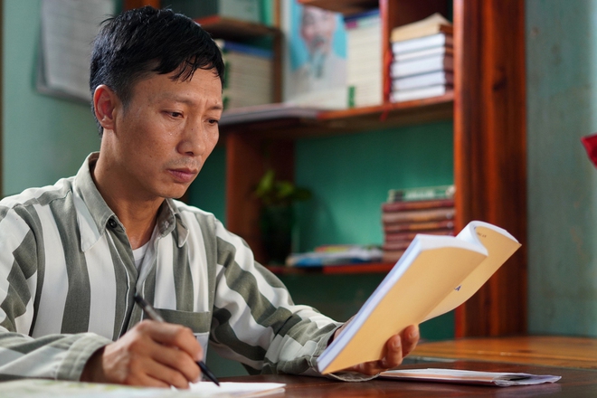 Lời nói dối bố đi công tác” và cuộc gặp gỡ cha con nơi cổng trại giam sau 12 năm xa cách-9