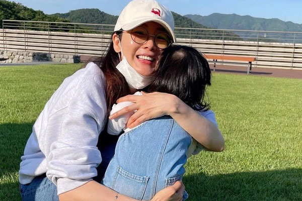 Con gái 3 tuổi nhà Choi Ji Woo gây chú ý khi đi chơi cùng mẹ-4