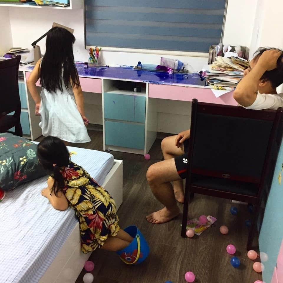 Con gái tô vẽ từ tường, tủ cho đến bàn học: Người bố bất lực không biết nên làm sao đây-1