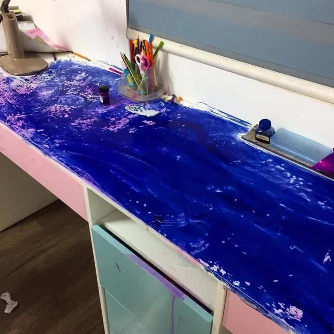 Con gái tô vẽ từ tường, tủ cho đến bàn học: Người bố bất lực không biết nên làm sao đây-3