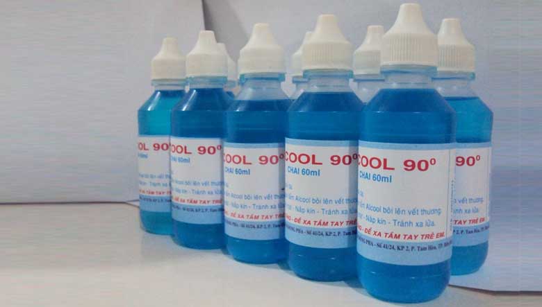 Con gái tô vẽ từ tường, tủ cho đến bàn học: Người bố bất lực không biết nên làm sao đây-5