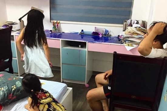Con gái tô vẽ từ tường, tủ cho đến bàn học: Người bố bất lực không biết nên làm sao đây