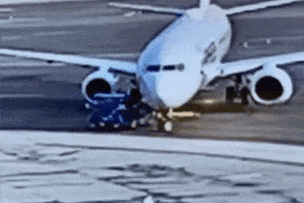 Máy bay đè nát xe kéo, lái xe thoát nạn trong gang tấc