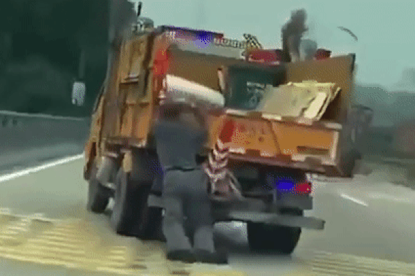 Tài xế liều mình bám vào đuôi xe tải đang lao nhanh xuống dốc