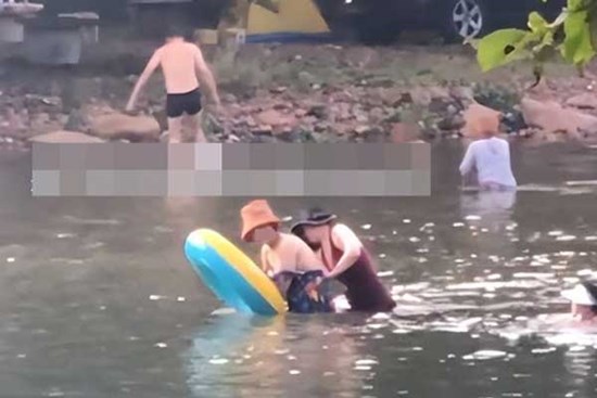 Đăng clip 'tố' hai người phụ nữ cởi đồ bơi tắm tiên, người đàn ông không ngờ bị ném đá kịch liệt