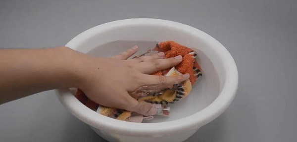 Treo khăn nhúng giấm trong phòng điều hòa, lợi ích tuyệt vời nhưng nhiều người không biết-1