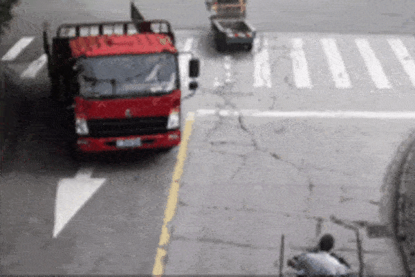 Cửa thùng ô tô tải bất ngờ bật mở, khiến lái xe ba gác gặp họa