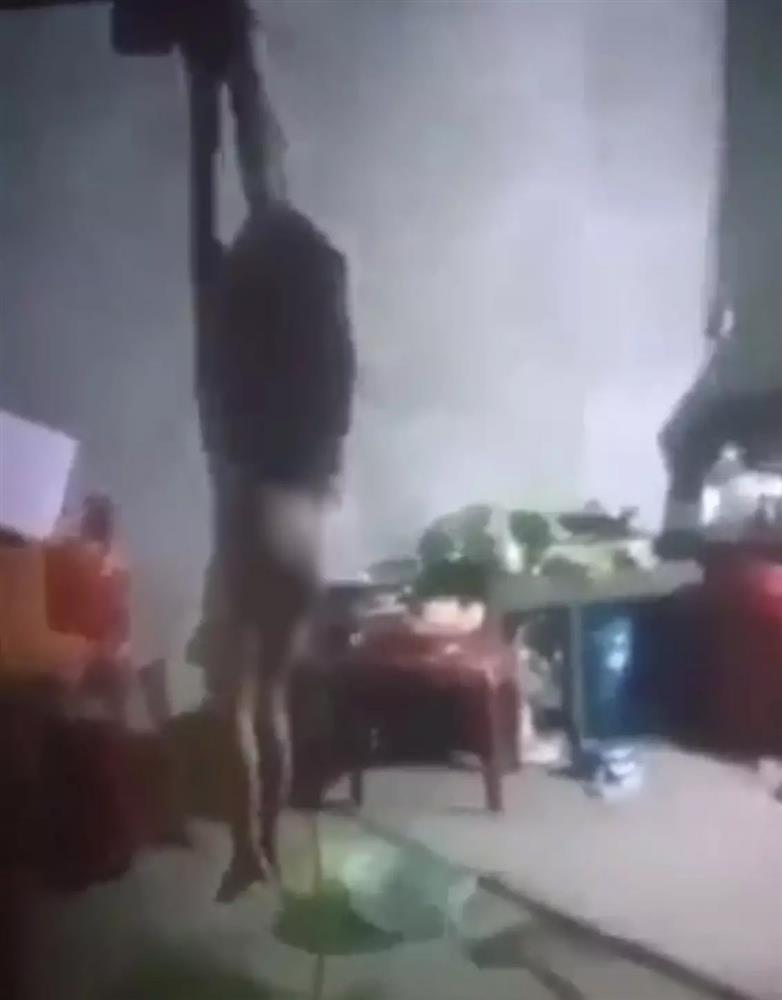 Bé gái bị lột quần áo, trói hai tay treo lơ lửng trên trần nhà-1