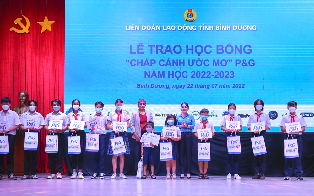 P&G Việt Nam trao học bổng cho 150 học sinh nghèo hiếu học Bình Dương-1