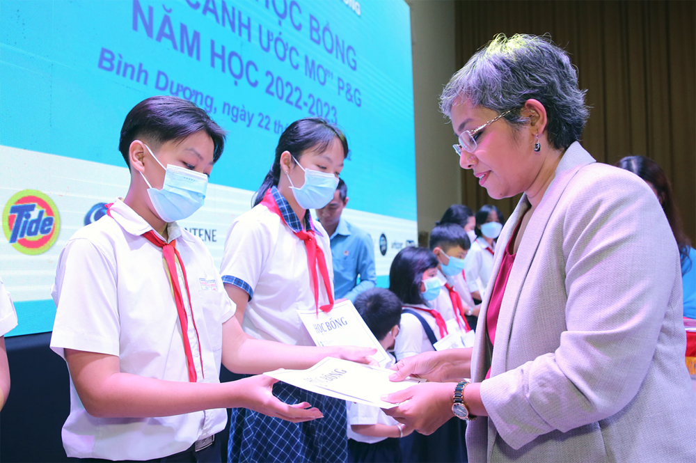 P&G Việt Nam trao học bổng cho 150 học sinh nghèo hiếu học Bình Dương-2