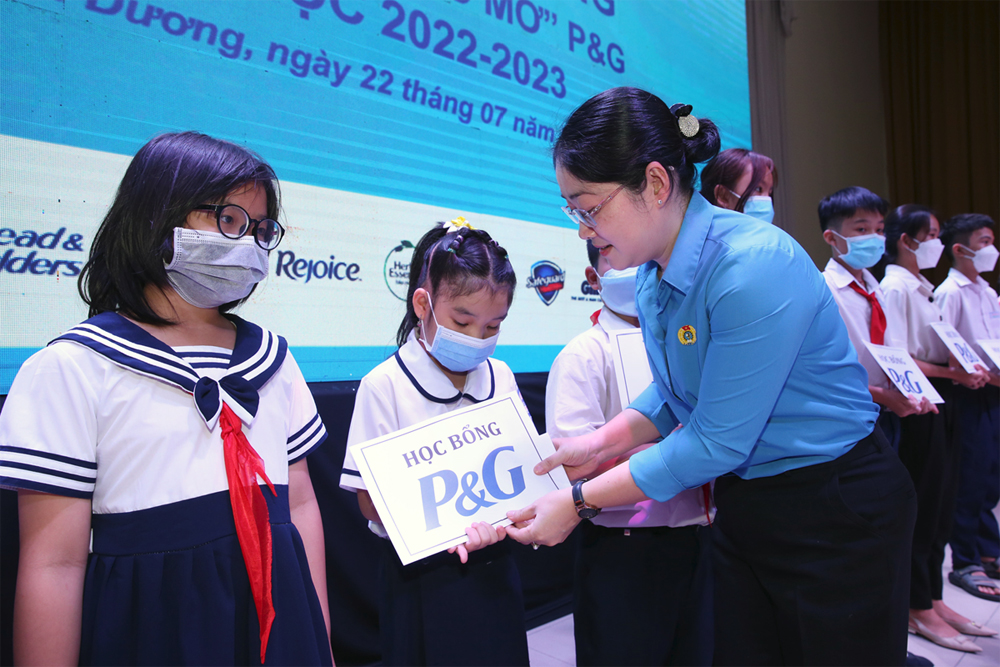 P&G Việt Nam trao học bổng cho 150 học sinh nghèo hiếu học Bình Dương-3
