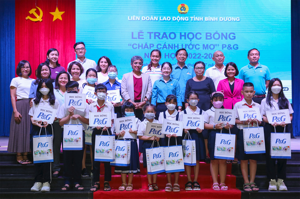 P&G Việt Nam trao học bổng cho 150 học sinh nghèo hiếu học Bình Dương-4