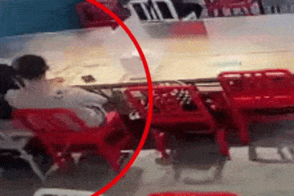 Video: Đi cướp, gã đàn ông bị 4 phụ nữ tẩn cho lên bờ xuống ruộng-1