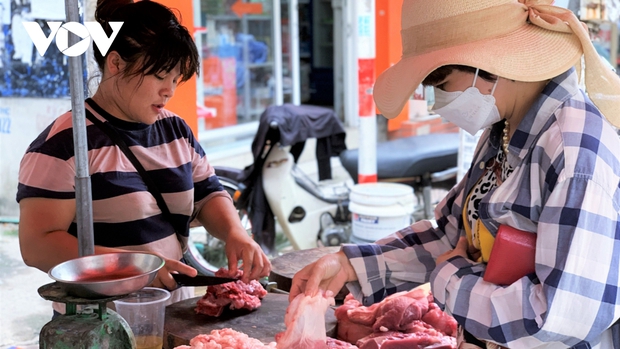 Giá thịt lợn tăng cao, người mua 10.000 đồng cũng bán-2