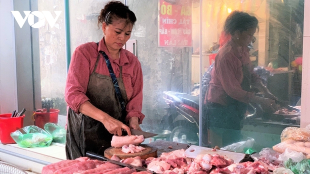 Giá thịt lợn tăng cao, người mua 10.000 đồng cũng bán-3