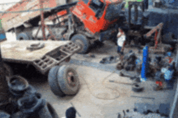 Pin đồ chơi bất ngờ phát nổ, mảnh vỡ văng đầy người trẻ 10 tuổi-2