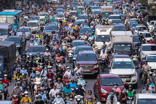 Thót tim cảnh 2 trẻ nhỏ chơi đùa trên nóc chung cư ở Hà Nội-2