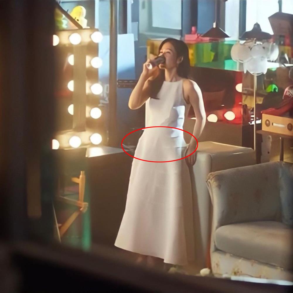 Son Ye Jin để lộ bụng bầu, gương mặt tròn trịa ở tháng giữa thai kỳ-2