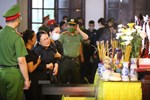 Clip: Nghẹn ngào khoảnh khắc hàng ngàn đồng đội, người dân đứng xếp hàng trang nghiêm tiễn đưa liệt sỹ Đỗ Đức Việt-5