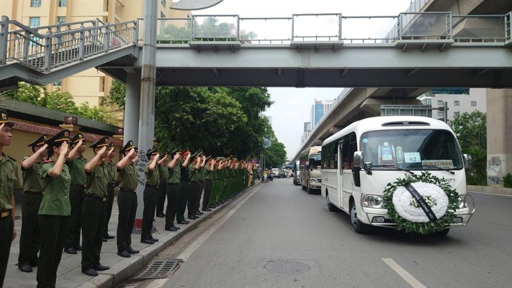 Clip: Nghẹn ngào khoảnh khắc hàng ngàn đồng đội, người dân đứng xếp hàng trang nghiêm tiễn đưa liệt sỹ Đỗ Đức Việt-1