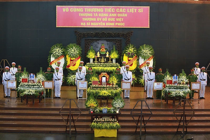 Clip: Nghẹn ngào khoảnh khắc hàng ngàn đồng đội, người dân đứng xếp hàng trang nghiêm tiễn đưa liệt sỹ Đỗ Đức Việt-2