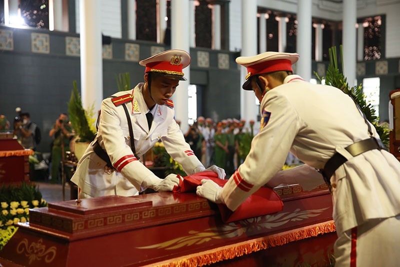 Clip: Nghẹn ngào khoảnh khắc hàng ngàn đồng đội, người dân đứng xếp hàng trang nghiêm tiễn đưa liệt sỹ Đỗ Đức Việt-3