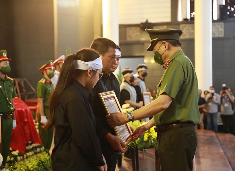 Clip: Nghẹn ngào khoảnh khắc hàng ngàn đồng đội, người dân đứng xếp hàng trang nghiêm tiễn đưa liệt sỹ Đỗ Đức Việt-4