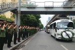 Clip: Nghẹn ngào khoảnh khắc hàng ngàn đồng đội, người dân đứng xếp hàng trang nghiêm tiễn đưa liệt sỹ Đỗ Đức Việt