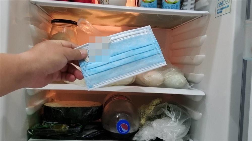 Thả chiếc khẩu trang vào tủ lạnh, cách làm rất đơn giản nhưng có công dụng bất ngờ, khi biết rồi thì ai cũng muốn làm theo ngay-1