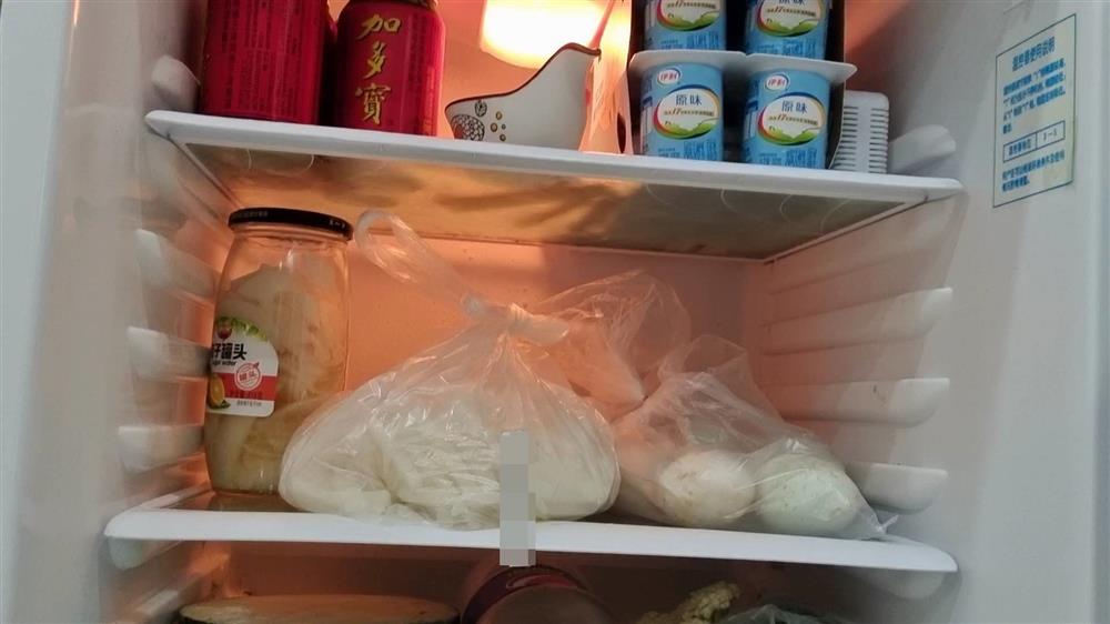 Thả chiếc khẩu trang vào tủ lạnh, cách làm rất đơn giản nhưng có công dụng bất ngờ, khi biết rồi thì ai cũng&nbsp;muốn làm theo ngay-2