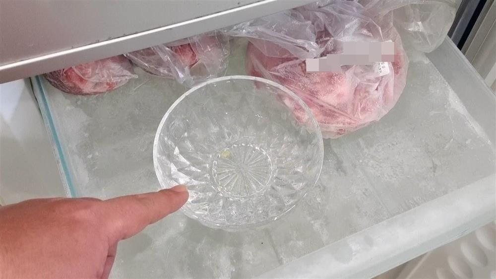 Thả chiếc khẩu trang vào tủ lạnh, cách làm rất đơn giản nhưng có công dụng bất ngờ, khi biết rồi thì ai cũng&nbsp;muốn làm theo ngay-3