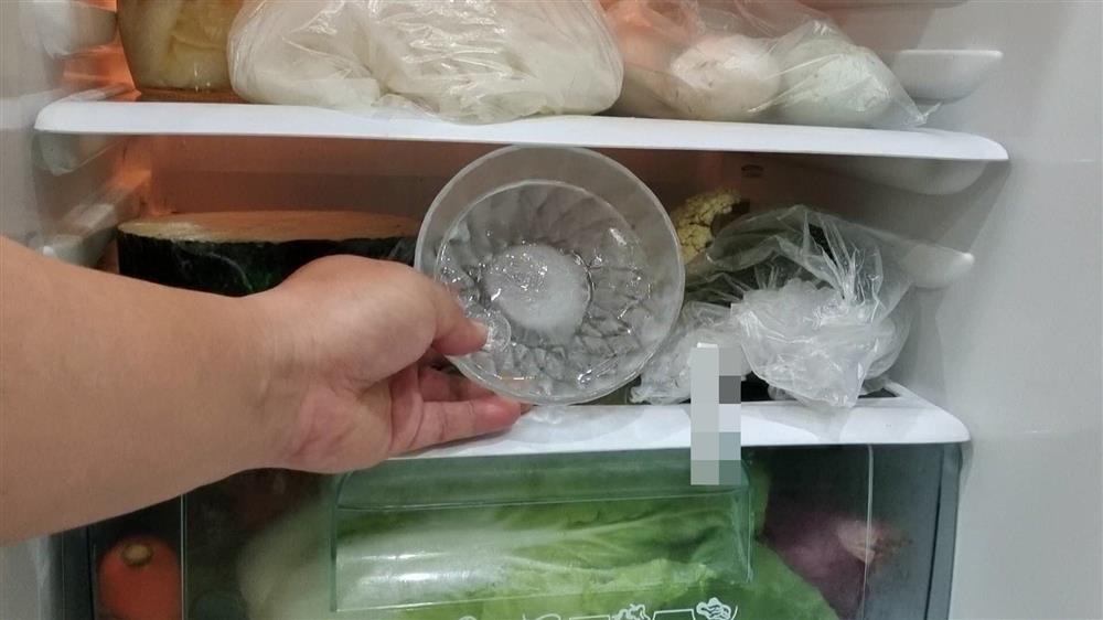 Thả chiếc khẩu trang vào tủ lạnh, cách làm rất đơn giản nhưng có công dụng bất ngờ, khi biết rồi thì ai cũng&nbsp;muốn làm theo ngay-4