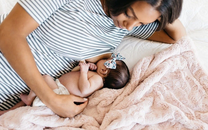 Có nên cho trẻ bú nằm? Hướng dẫn cho trẻ bú nằm đúng cách-3