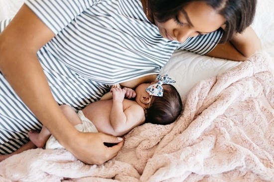 Có nên cho trẻ bú nằm? Hướng dẫn cho trẻ bú nằm đúng cách