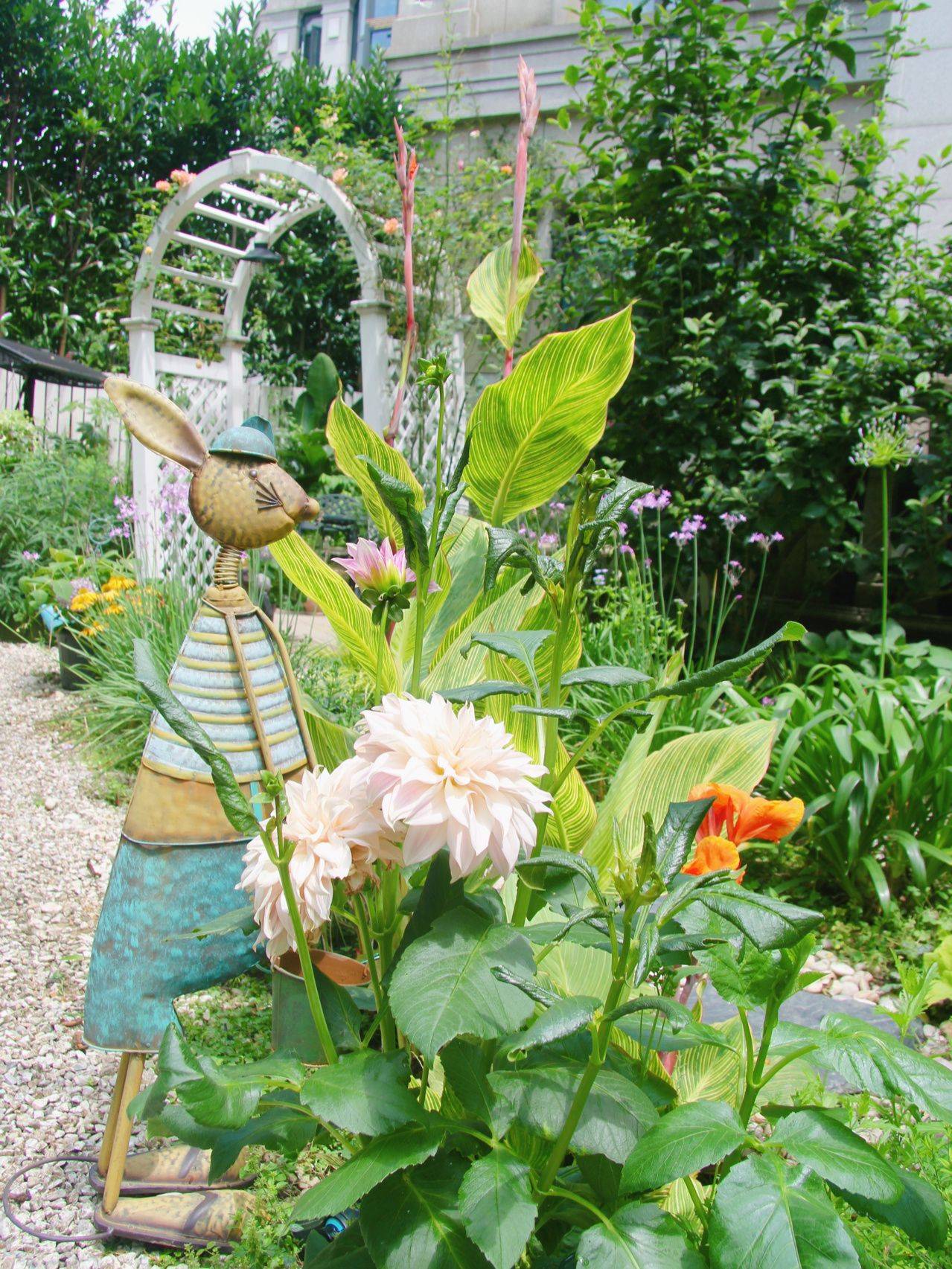 Khu vườn hoa cỏ rộng 100m², hễ ai đặt chân đến là quên lối về, xóa tan hết mọi muộn phiền trên đời-10